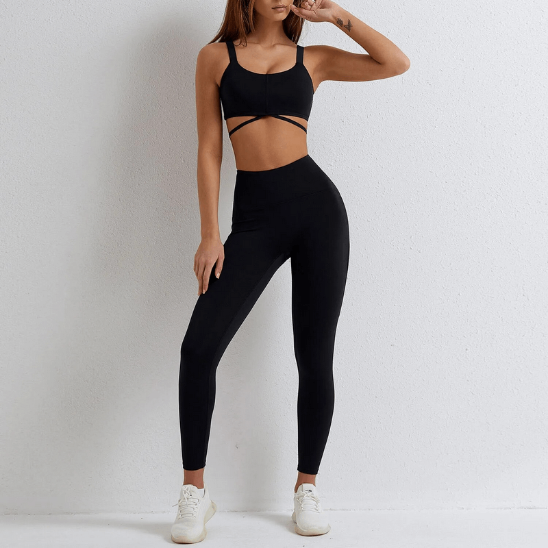 Woman in black seamless gym sports suit, perfect for yoga and fitness, with high stretch nylon and spandex material, model SF1678.